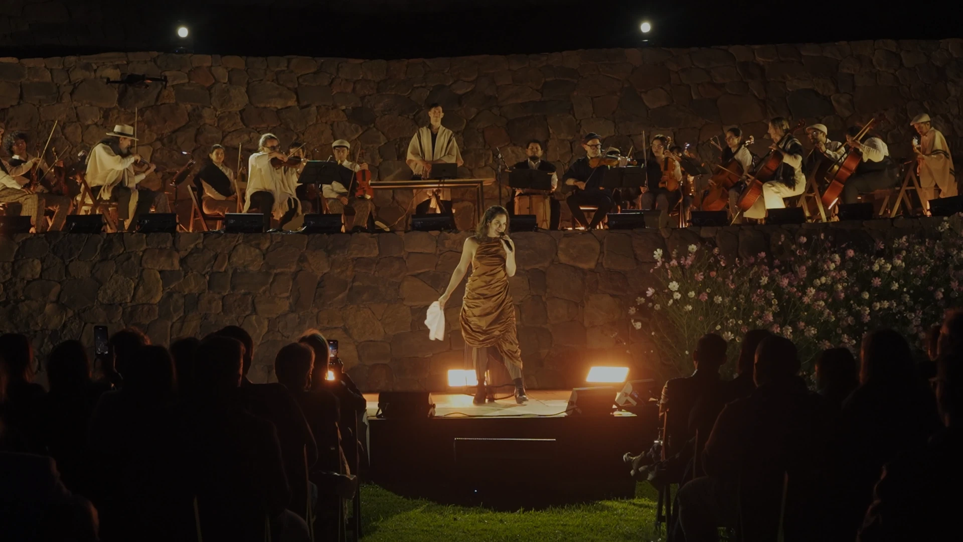 Rocio Manzur cantando con cuerdas atrás