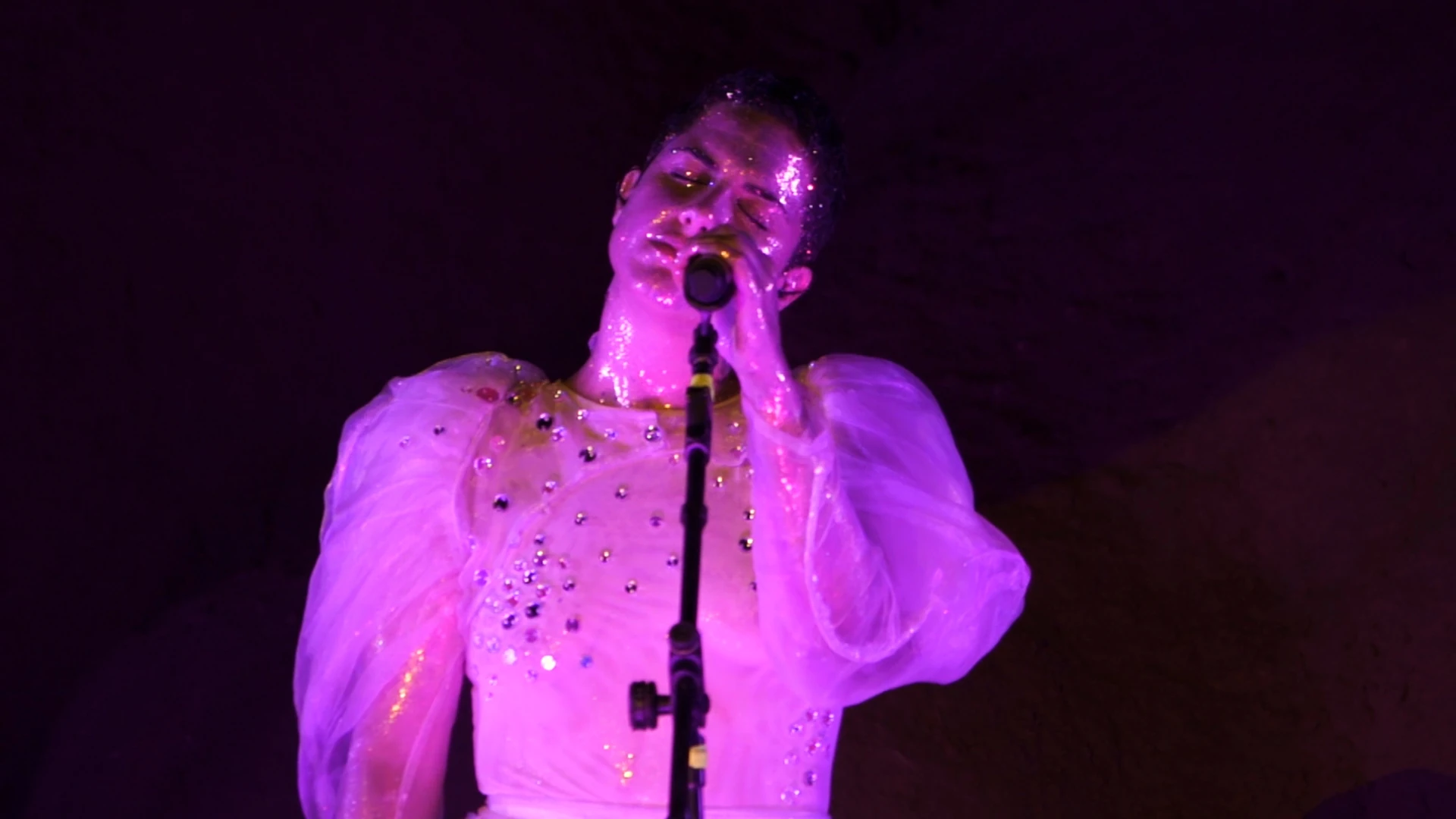 Rocio Manzur cantando