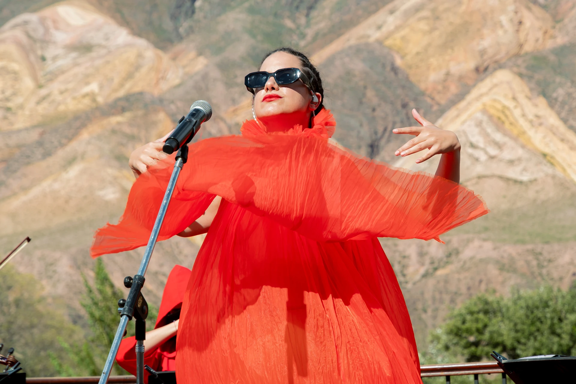 Carnaval de luces con montañnas en rojos 